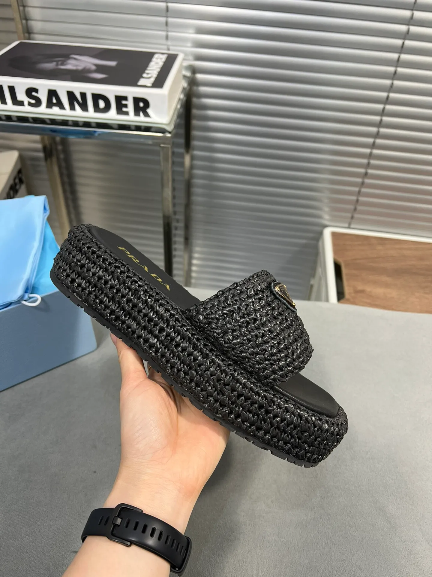 👟👟Ex-factory price 420👟👟 Prada’s new woven shoes and straw slippers! This year's popular straw series, lazy people's must-have slippers, look so good on your feet! ●Material: original uniform grass weave ●Inner padding: sheepskin lining ●Outsole: rubber outsole ●Number of yards: 35～40 (40 41 customized)